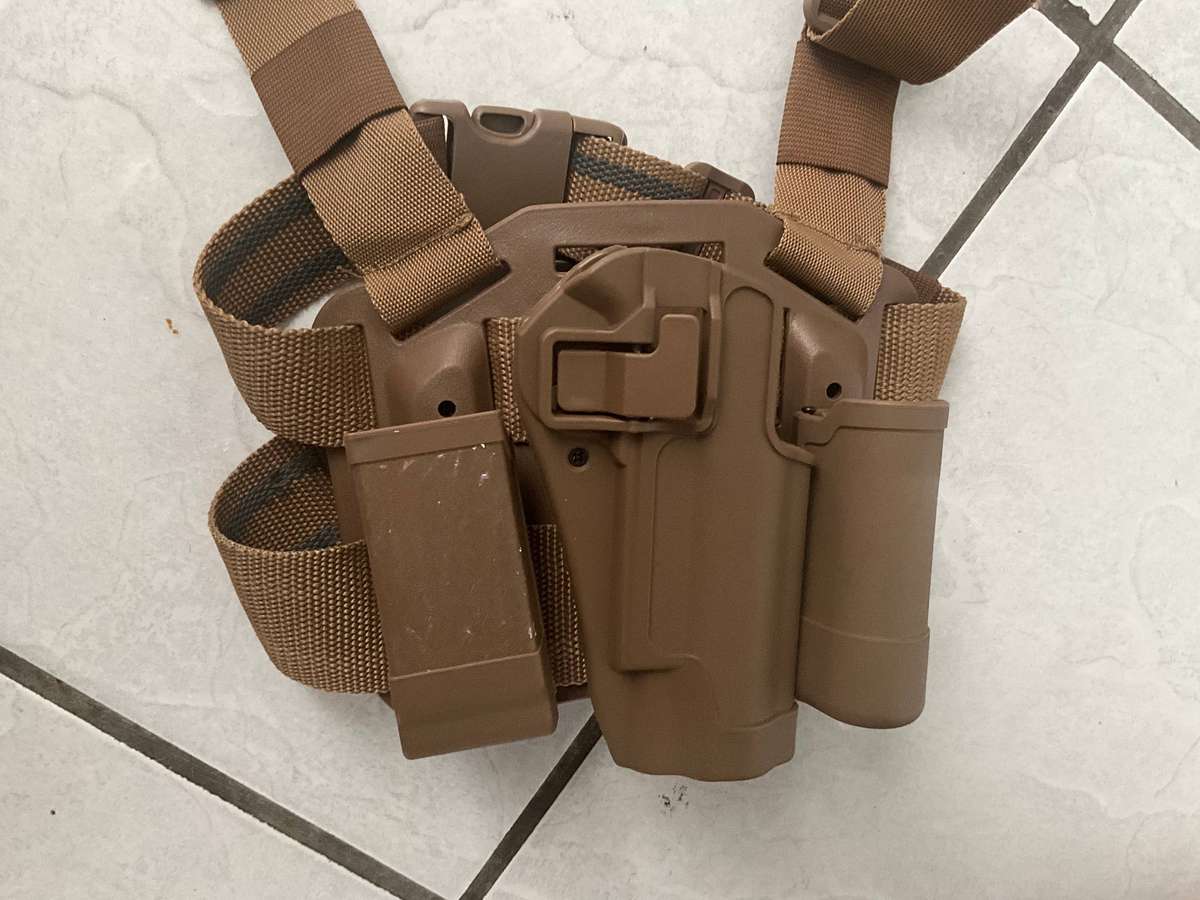 Military contractors Leg holster with m/pouch