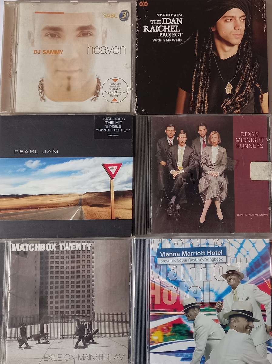 Collection of 21 music CDs (no. 1)