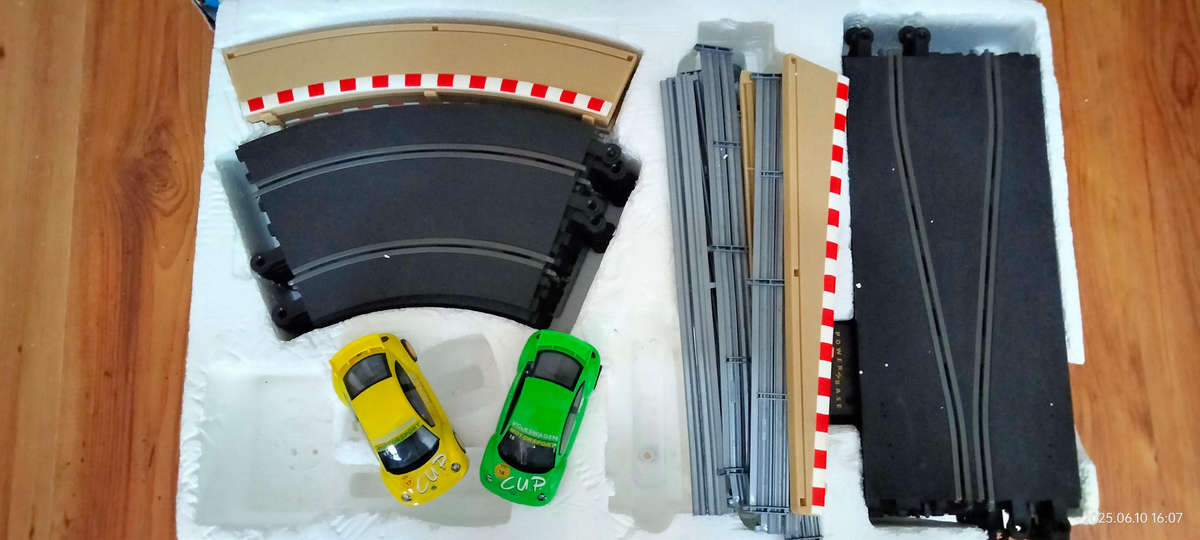 Scalextric 1:32 scale Beetle Cup slot car set - in original box! (read description!)