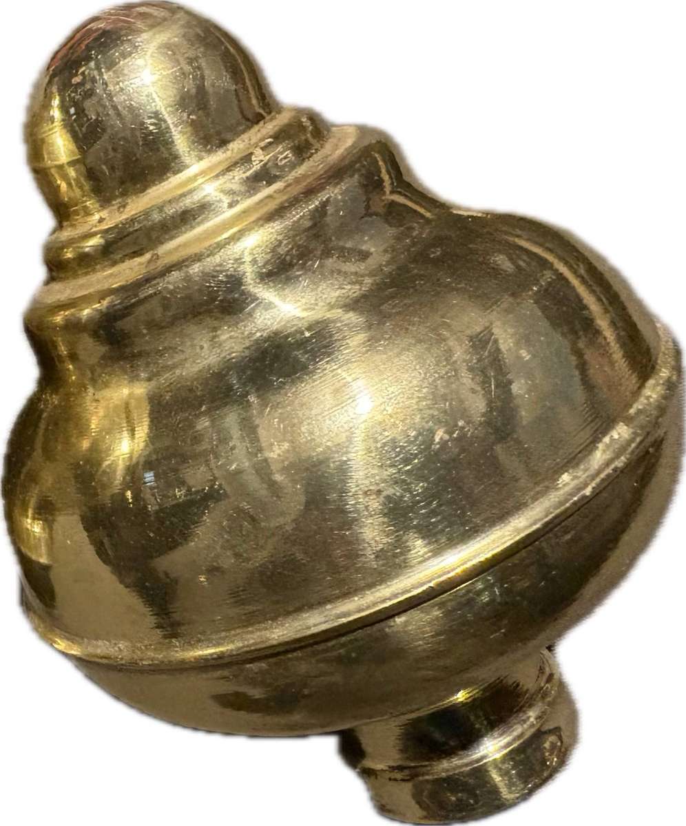 2 brass bed knobs . Main brass bed knob pair