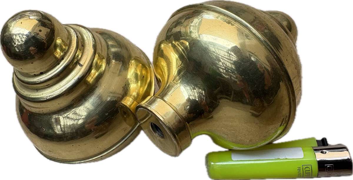 2 brass bed knobs . Main brass bed knob pair
