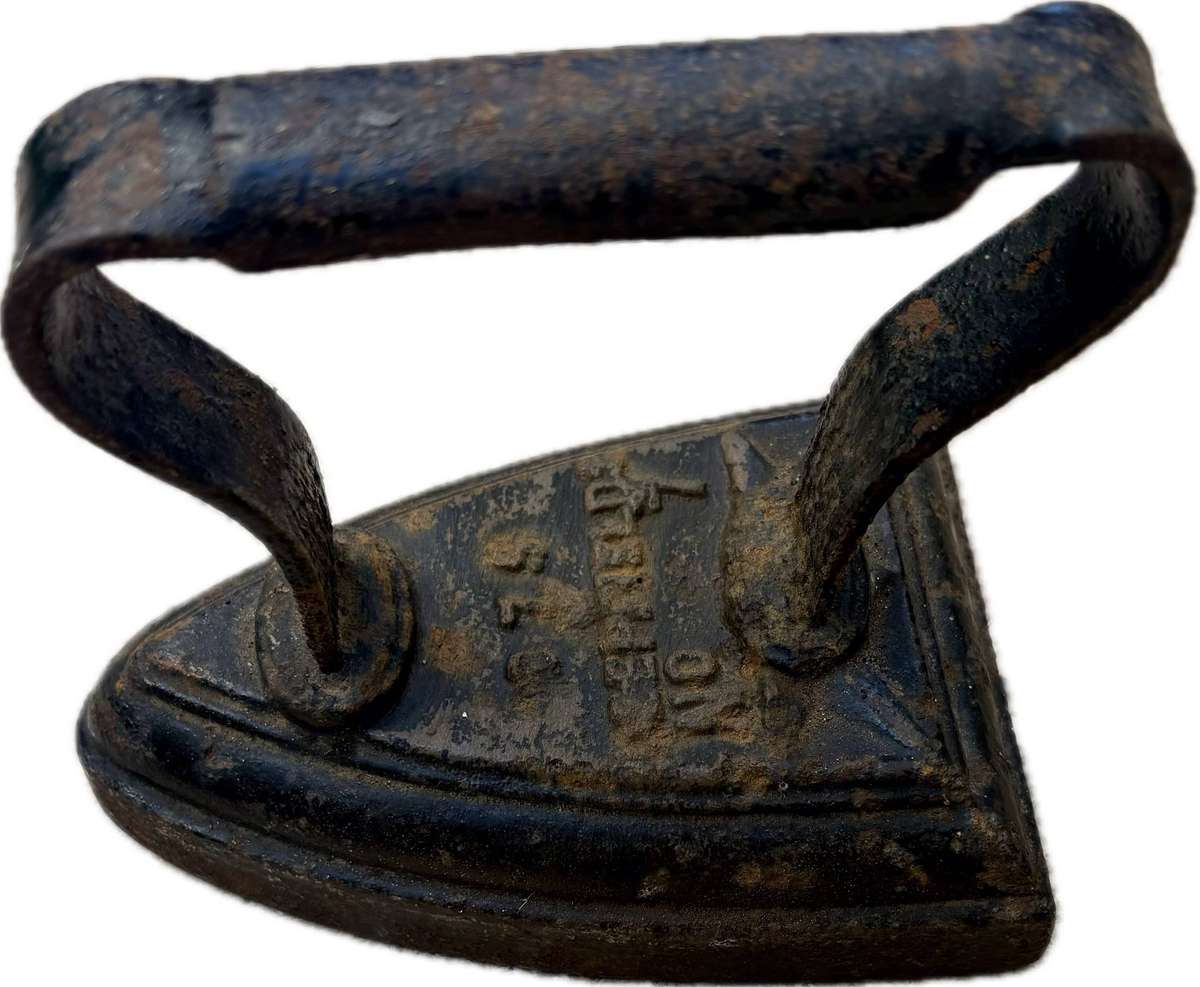 Vintage sad iron no 7 Deerfields cast metal