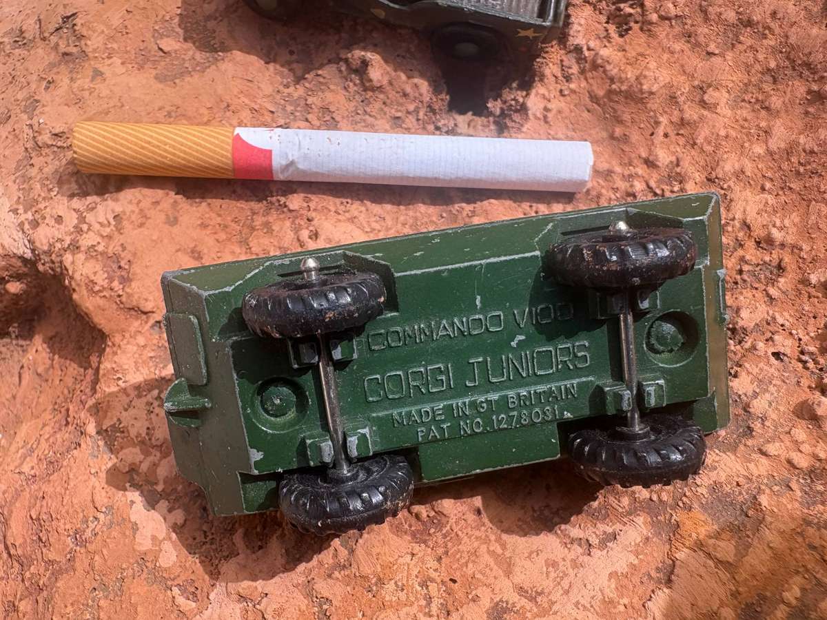 Vintage army matchbox jeep and corgi junior commander v100 diecast pair 1976 Lesney