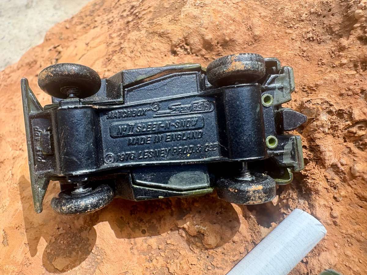 Vintage army matchbox jeep and corgi junior commander v100 diecast pair 1976 Lesney