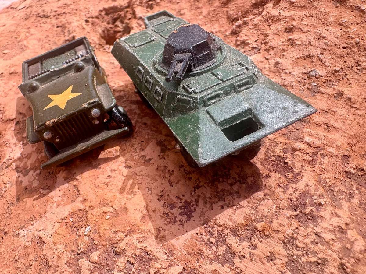 Vintage army matchbox jeep and corgi junior commander v100 diecast pair 1976 Lesney