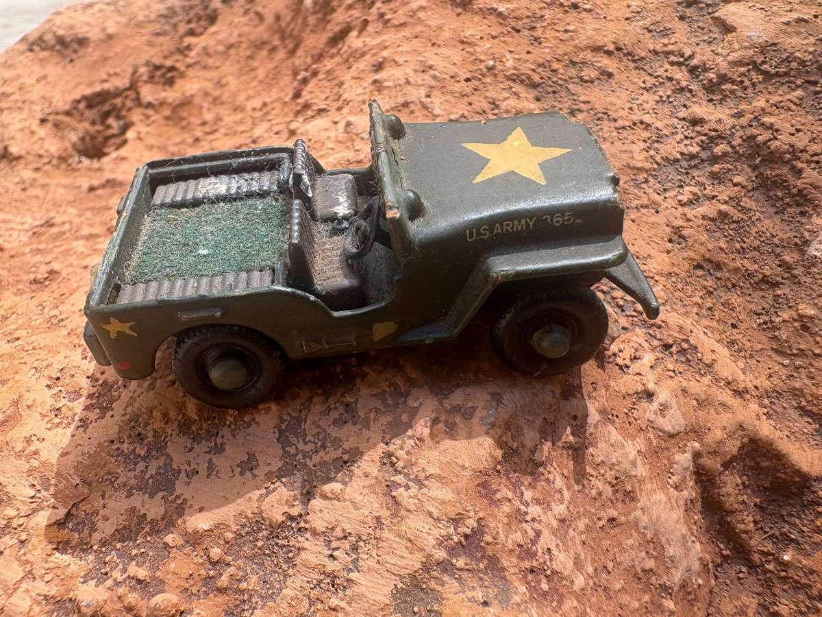 Vintage army matchbox jeep and corgi junior commander v100 diecast pair 1976 Lesney