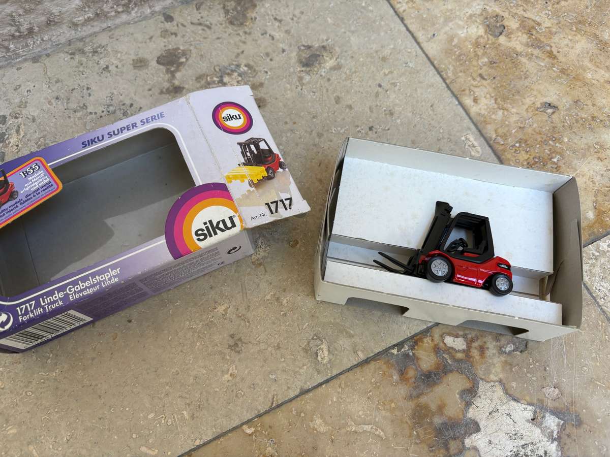 Siku forklift 1717 , 1:55 scale Linde - gabelstapler  die-cast