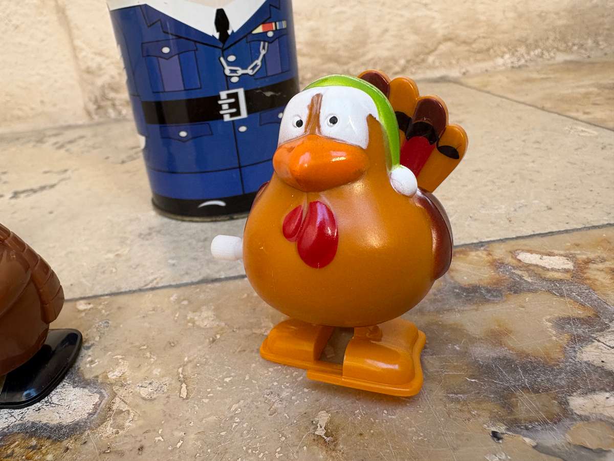 Wind up toy lot of 3 in money box