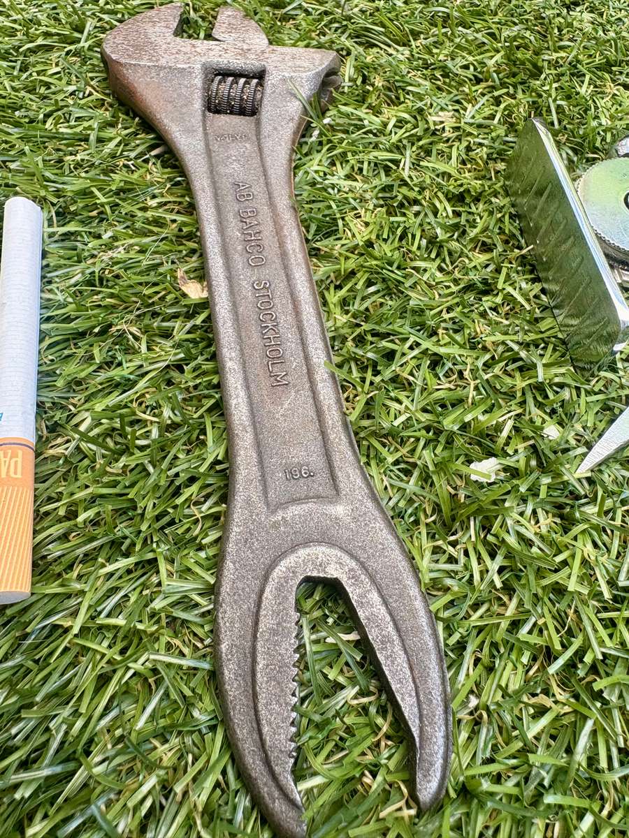 Bahco adjustable wrench shifting spanner + plumb line chalk line wind up non magnetic