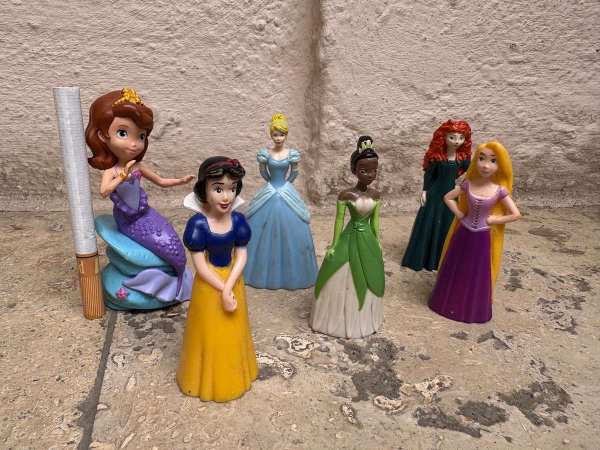 Disney figurine lot of 6 including Snow White in storage container