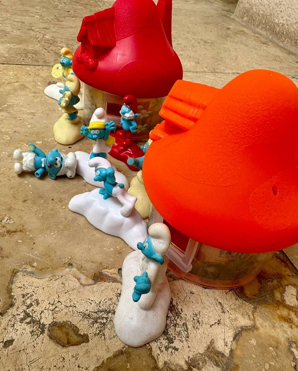 McDonalds Smurf lot of 8 with 2 houses
