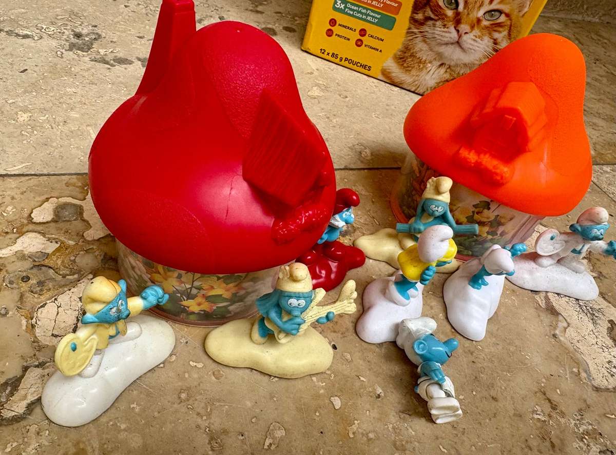 McDonalds Smurf lot of 8 with 2 houses