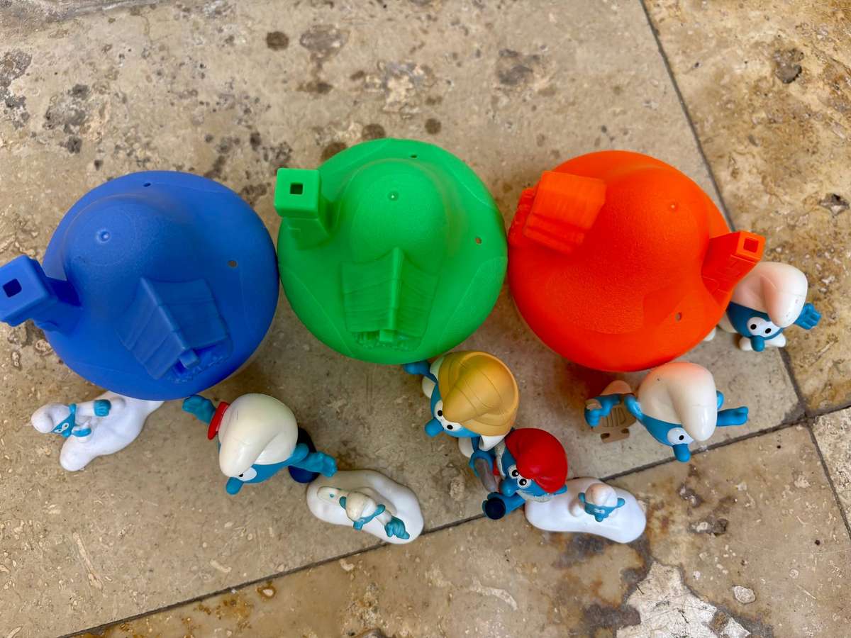 McDonalds Smurf lot of 8 with 3 houses