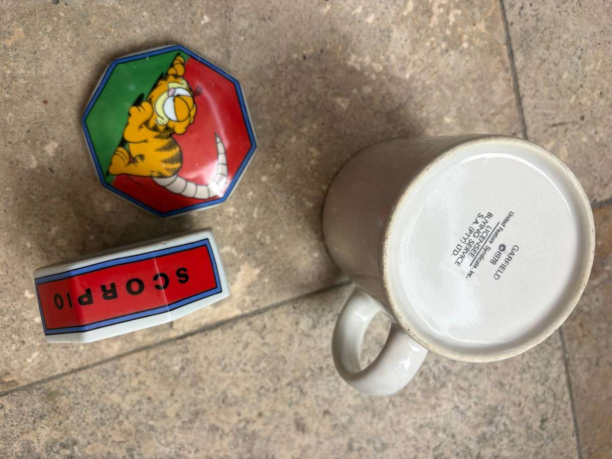 Vintage Garfield coffee mug with Scorpio Garfield trinket box