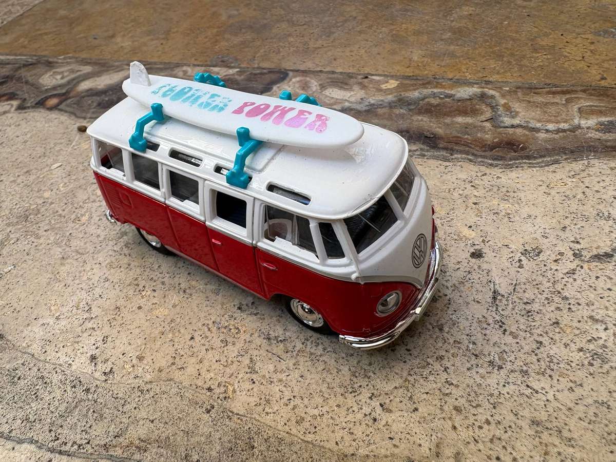 Maisto 1/40 VW Samba Van - Red weekender Volkswagen