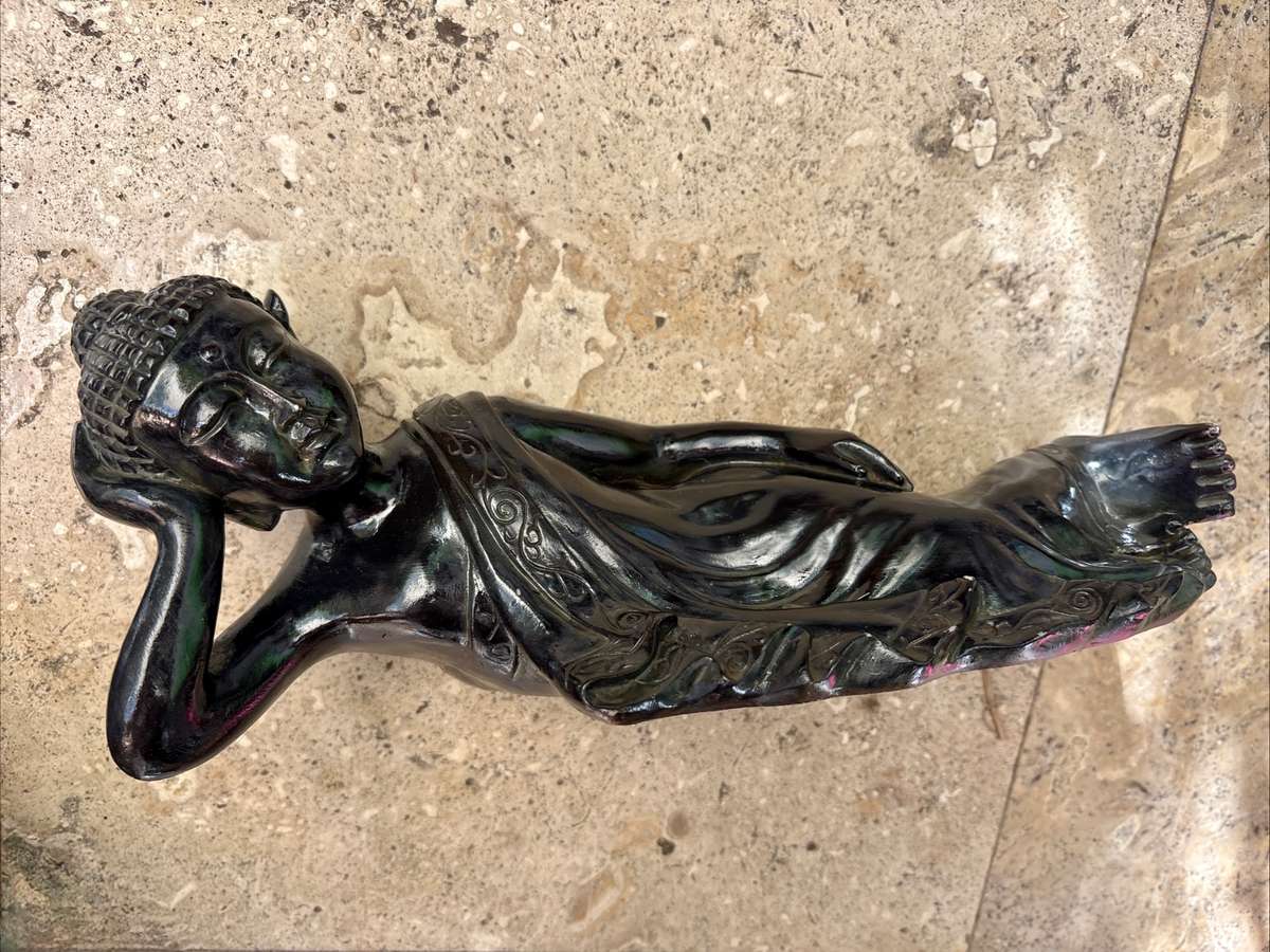 A leisurely reclining Buddha statue 30 cm resin