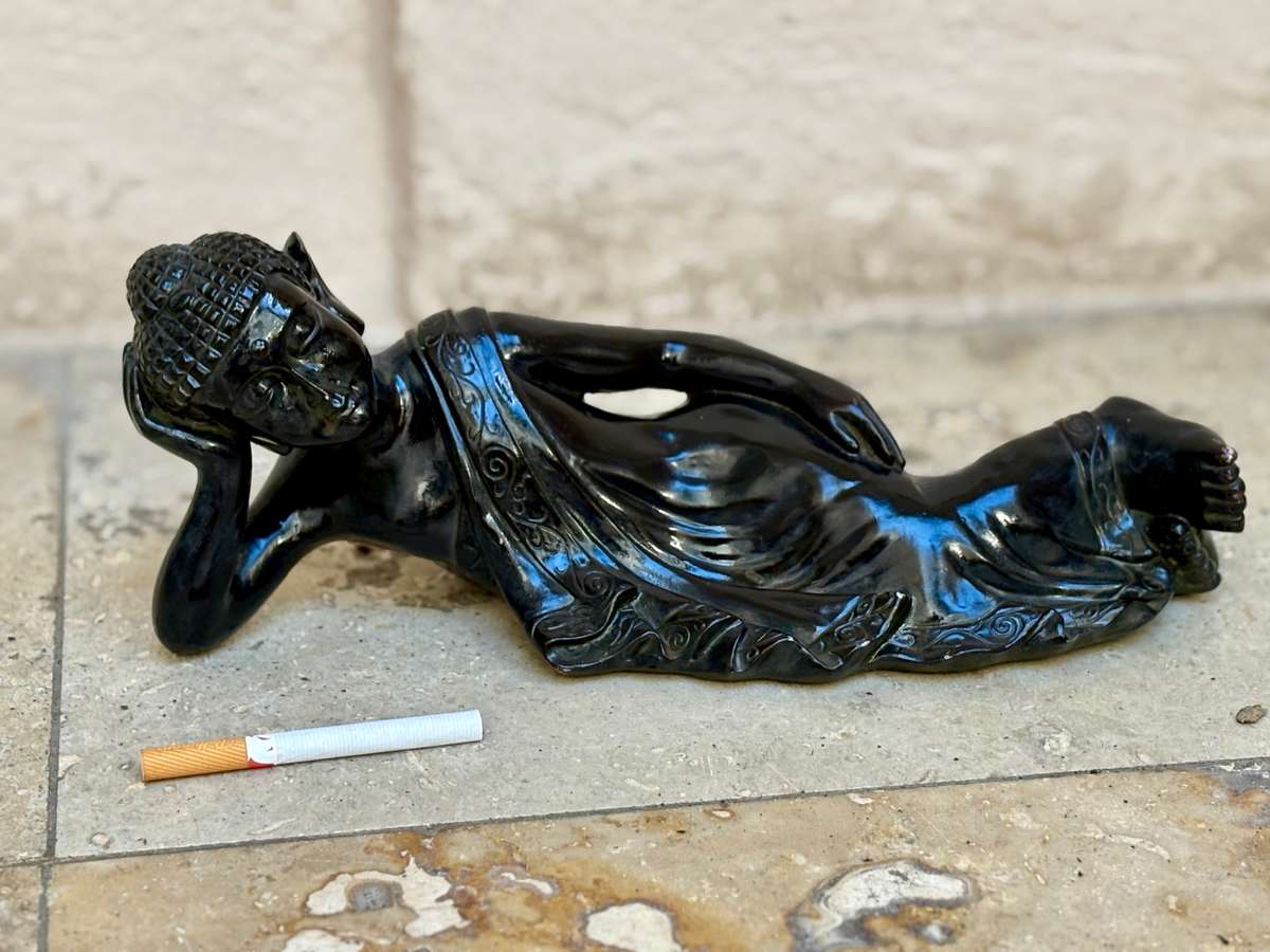 A leisurely reclining Buddha statue 30 cm resin