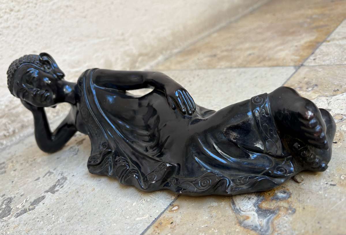 A leisurely reclining Buddha statue 30 cm resin