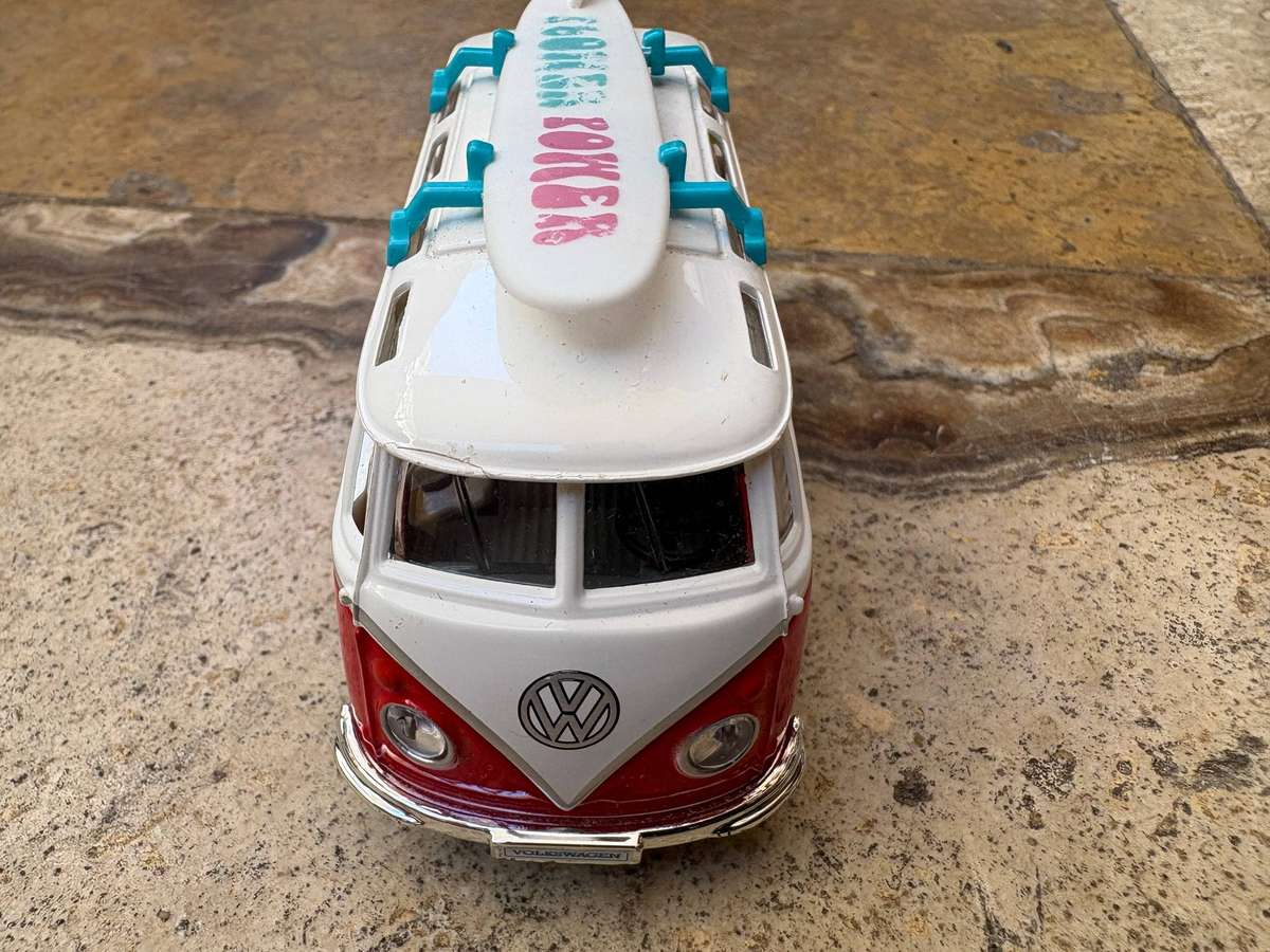 Maisto 1/40 VW Samba Van - Red weekender Volkswagen