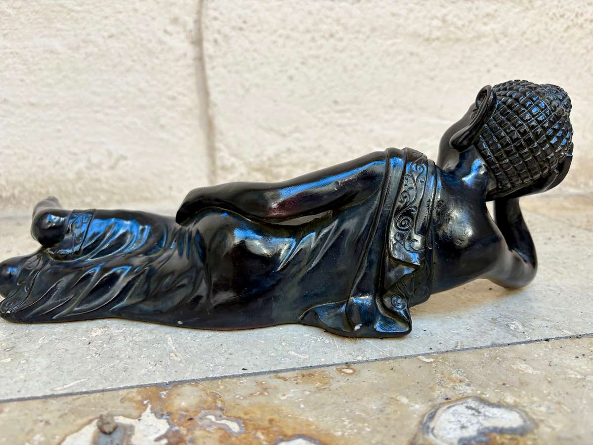 A leisurely reclining Buddha statue 30 cm resin