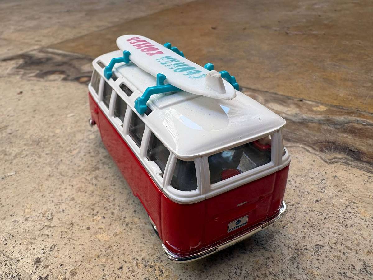 Maisto 1/40 VW Samba Van - Red weekender Volkswagen
