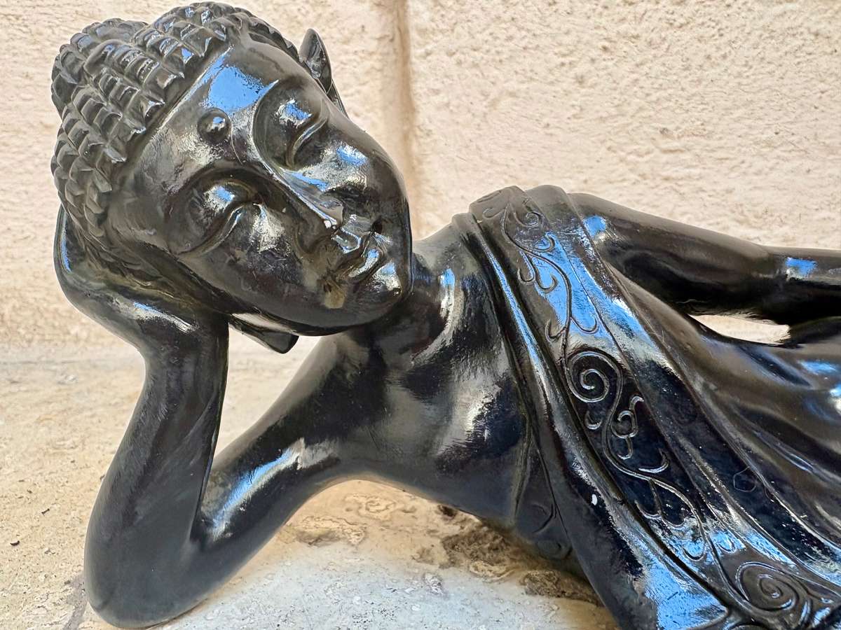 A leisurely reclining Buddha statue 30 cm resin