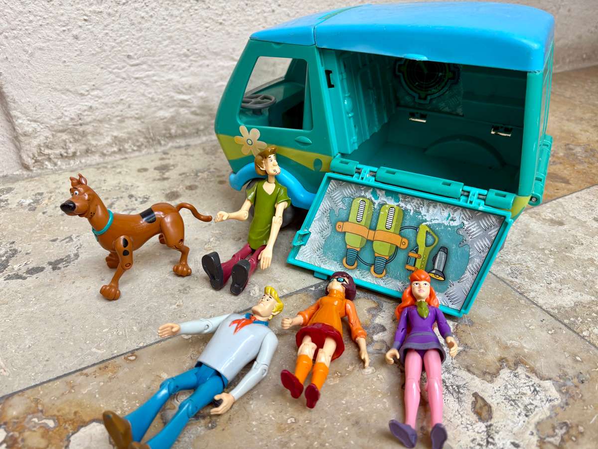 Vintage scooby doo the mystery machine van  with 5 articulated figures hanna barbera, plus backpack