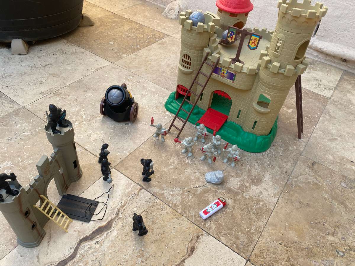 Vintage Redbox Medieval Castle play set 1995 with Accessories 12 characters
