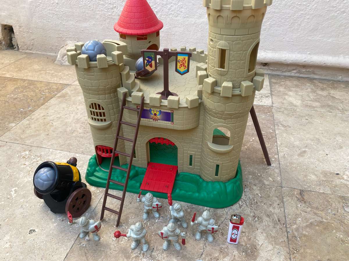 Vintage Redbox Medieval Castle play set 1995 with Accessories 12 characters