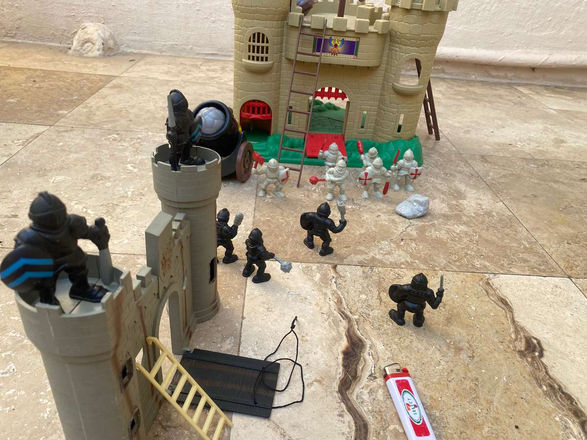 Vintage Redbox Medieval Castle play set 1995 with Accessories 12 characters