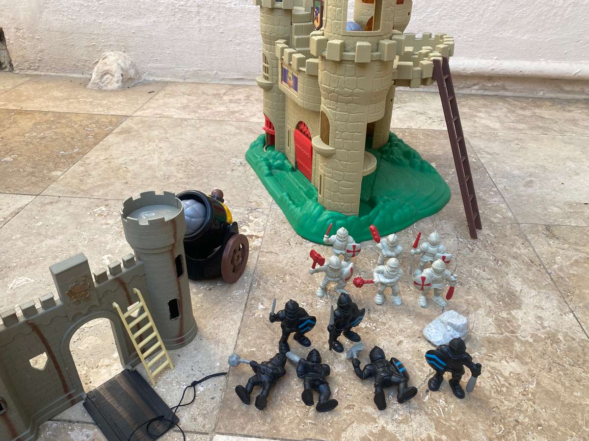 Vintage Redbox Medieval Castle play set 1995 with Accessories 12 characters