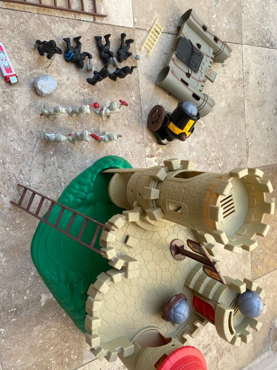 Vintage Redbox Medieval Castle play set 1995 with Accessories 12 characters