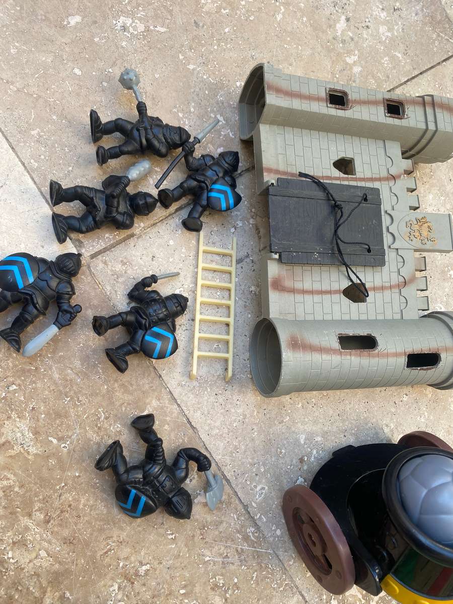 Vintage Redbox Medieval Castle play set 1995 with Accessories 12 characters