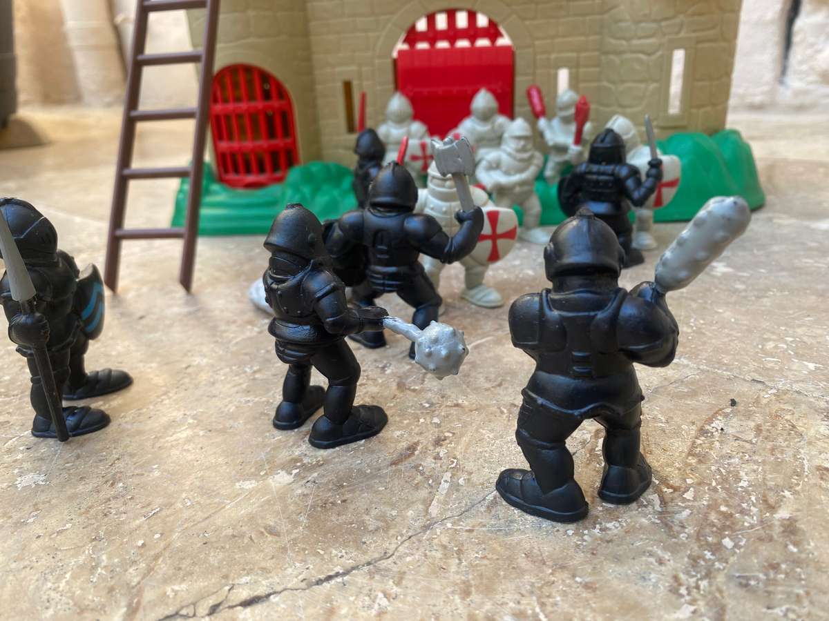 Vintage Redbox Medieval Castle play set 1995 with Accessories 12 characters