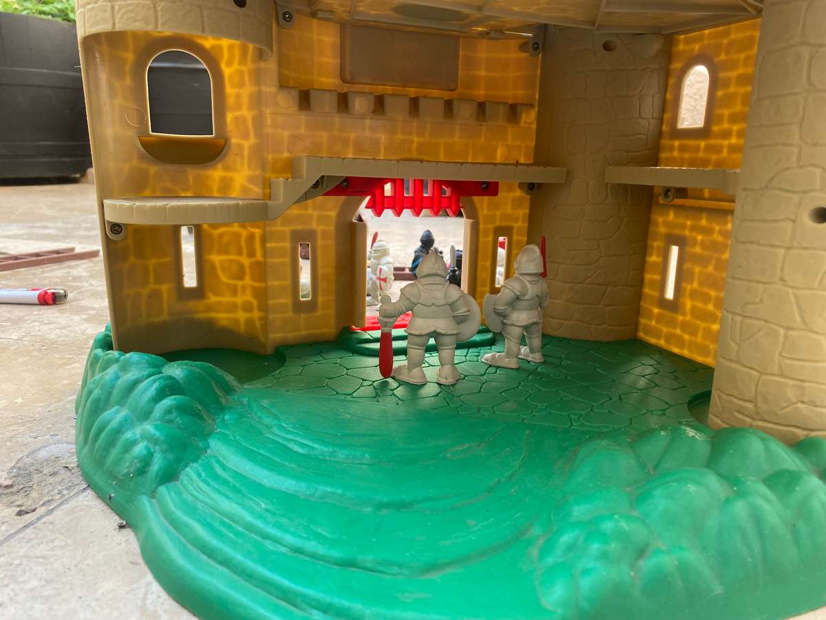 Vintage Redbox Medieval Castle play set 1995 with Accessories 12 characters