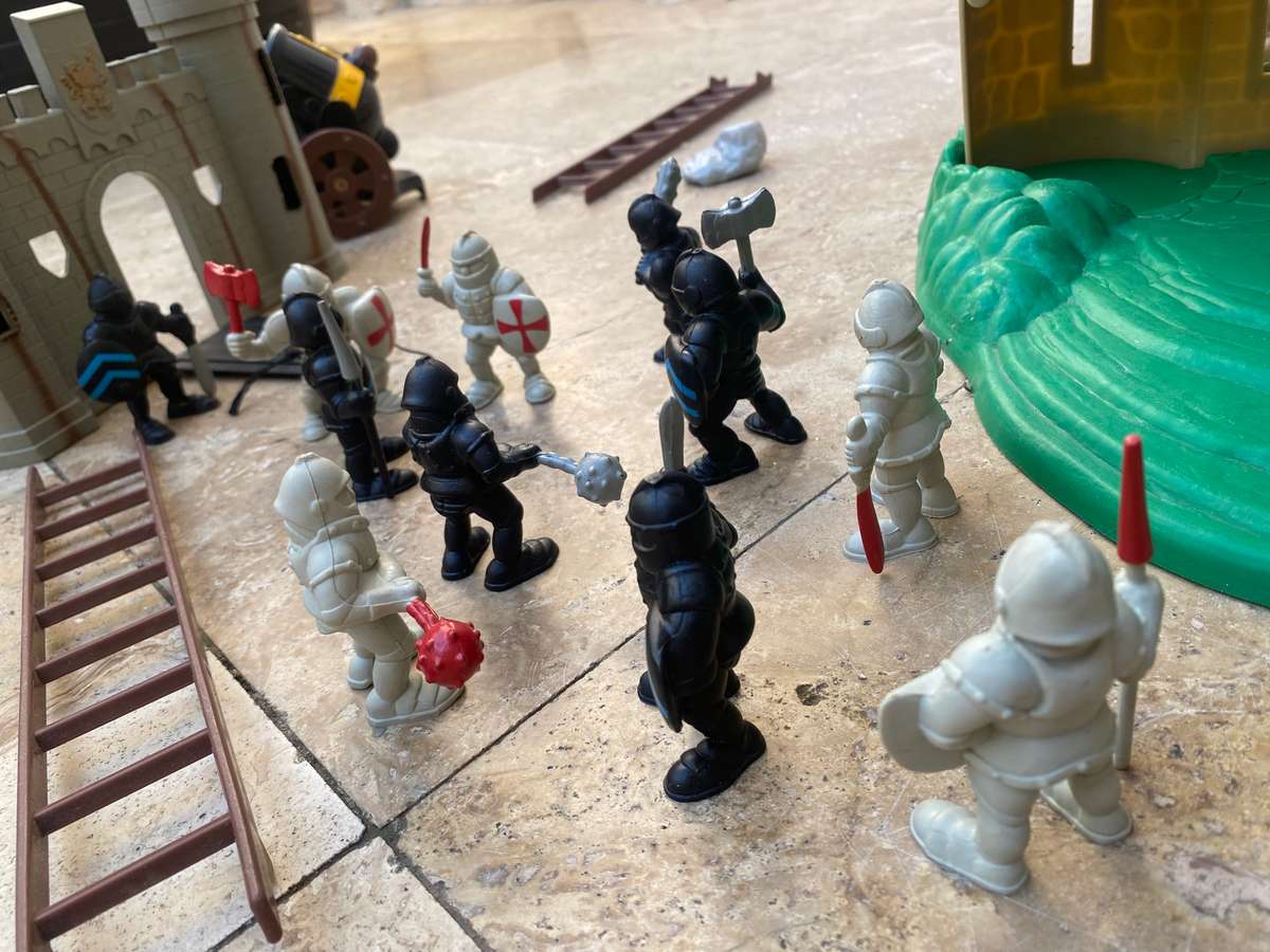 Vintage Redbox Medieval Castle play set 1995 with Accessories 12 characters