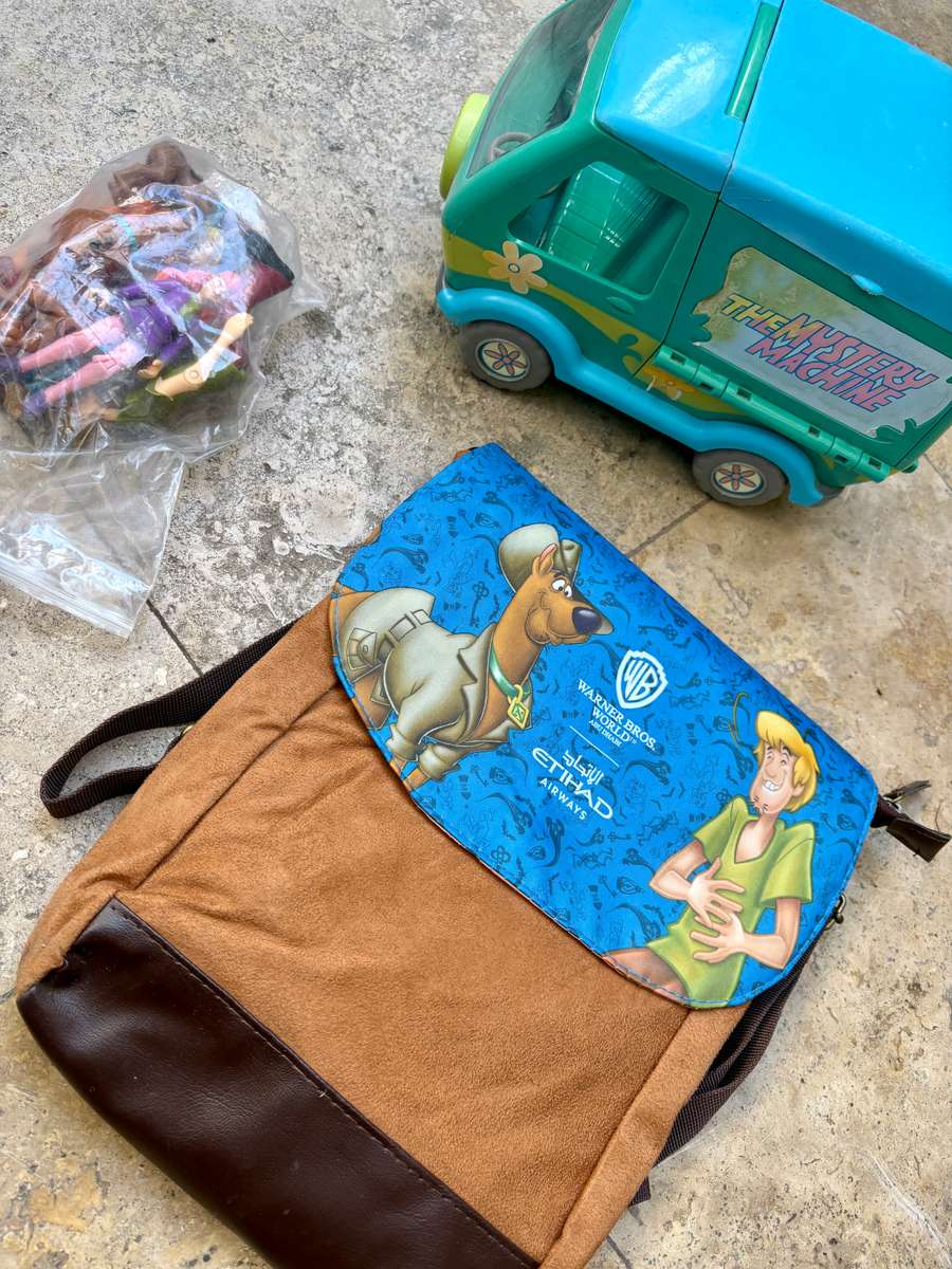Vintage scooby doo the mystery machine van  with 5 articulated figures hanna barbera, plus backpack