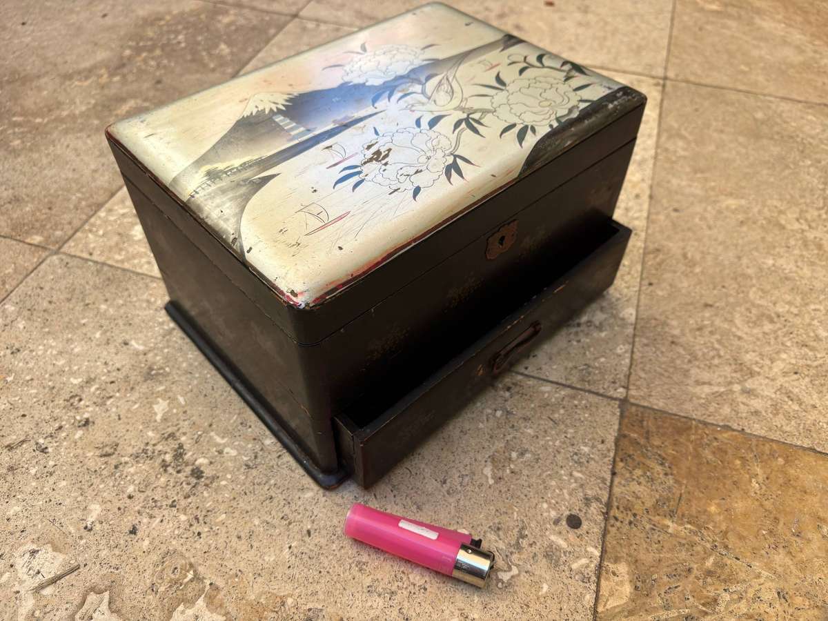 Vintage Japanese lacquered jewellery box