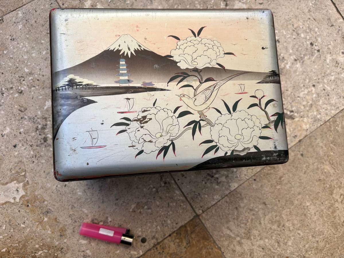 Vintage Japanese lacquered jewellery box