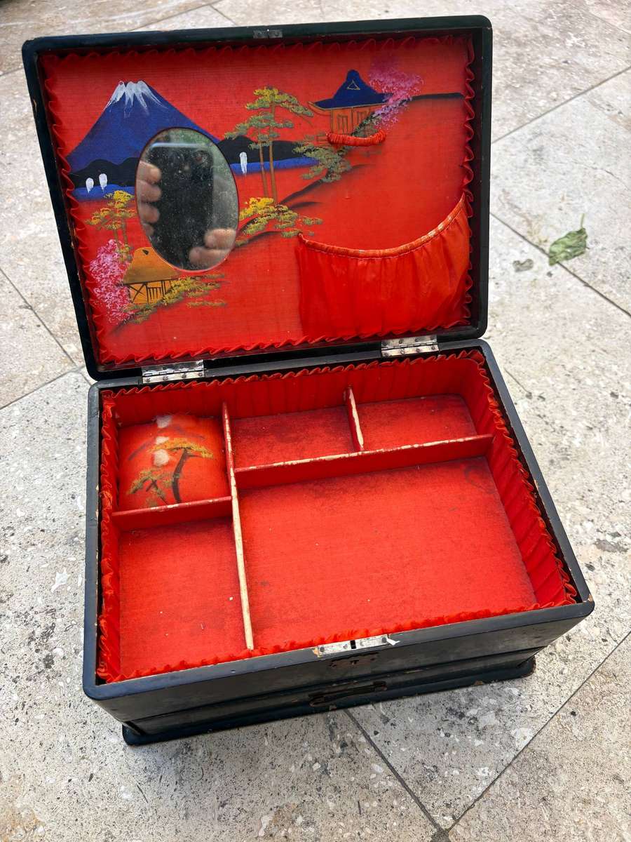 Vintage Japanese lacquered jewellery box
