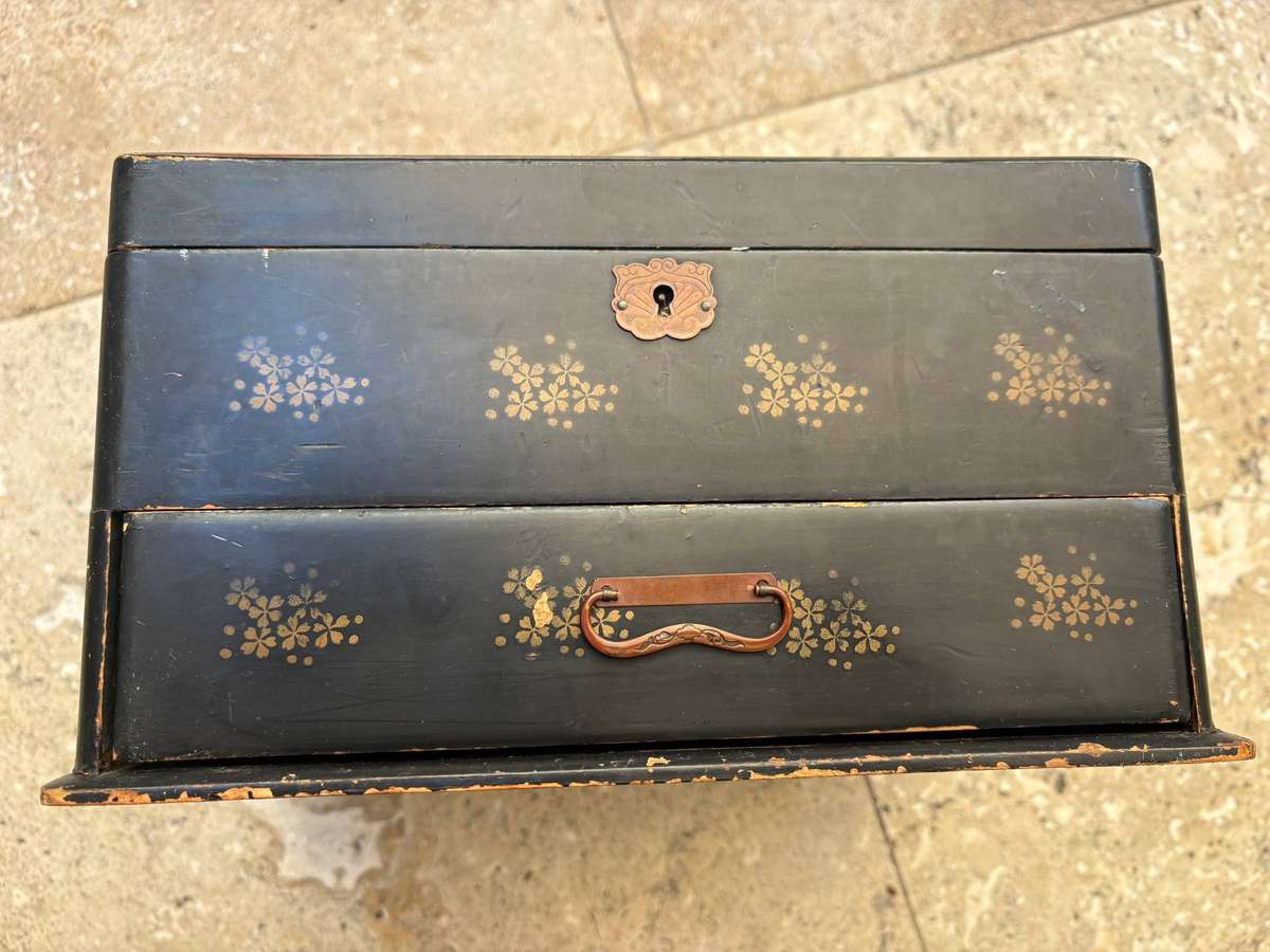 Vintage Japanese lacquered jewellery box