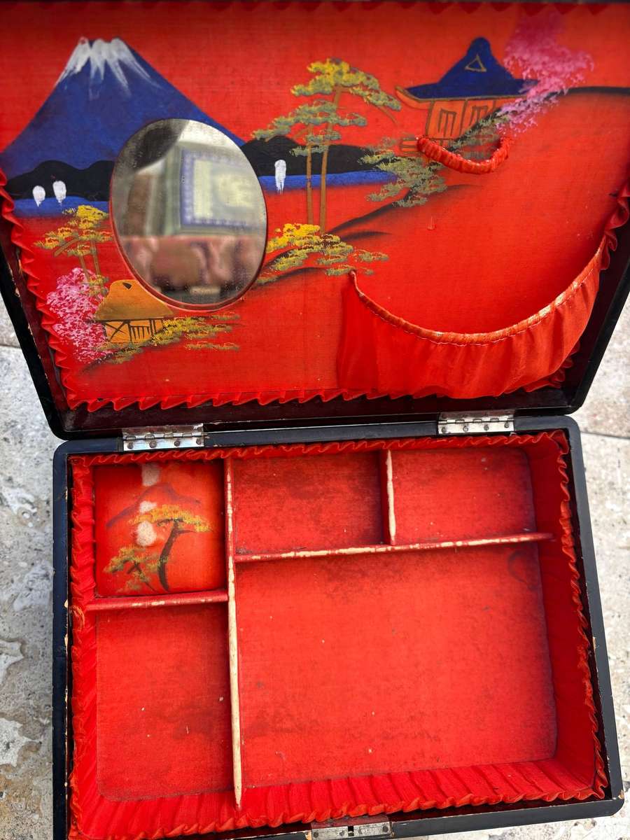 Vintage Japanese lacquered jewellery box