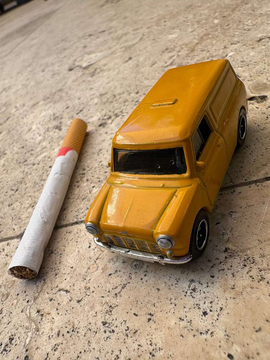 Vintage 2006 diecast Austin Mini van 1965 matchbox