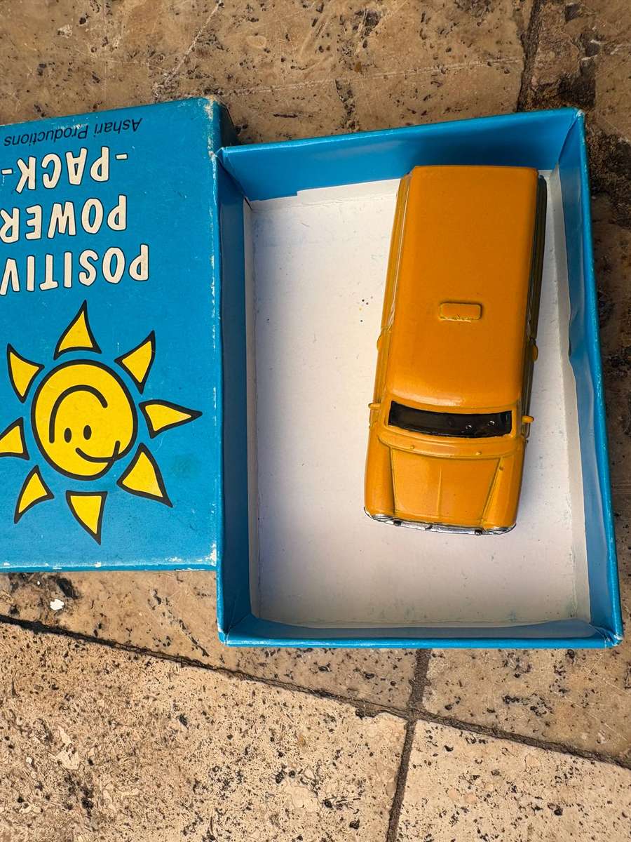 Vintage 2006 diecast Austin Mini van 1965 matchbox