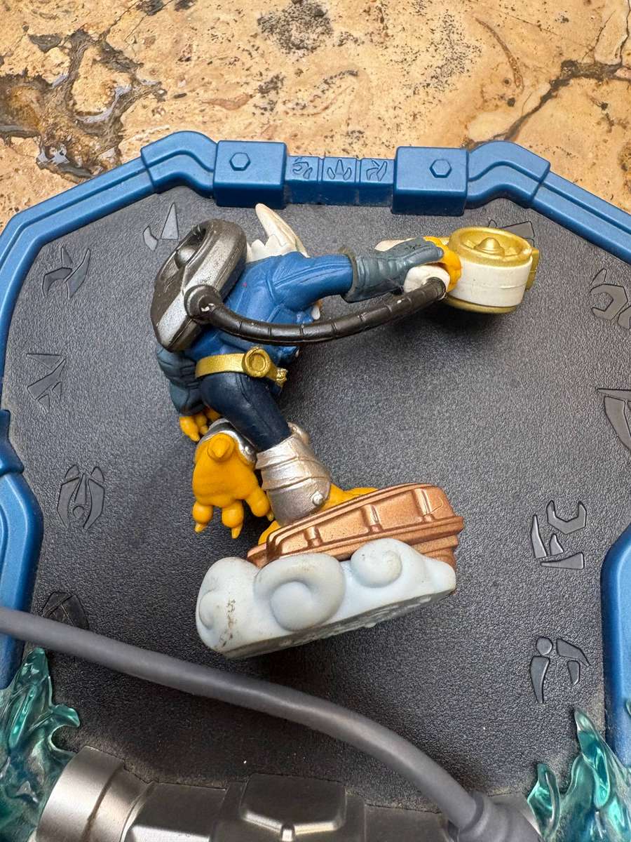 Skylanders hurricane jet vac figure plus portal by activision