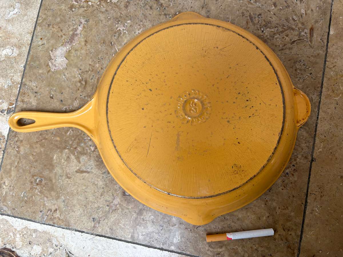 Le  Creuset Pan cast iron enamel 26 cm round yellow