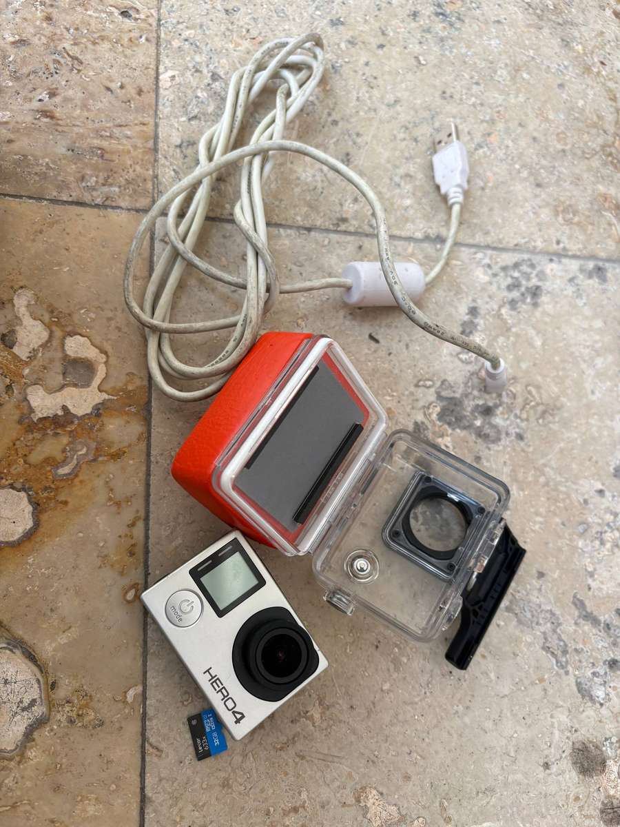 Go pro hero 4 sports camera with waterproof casing and Sd card 32gb + cable