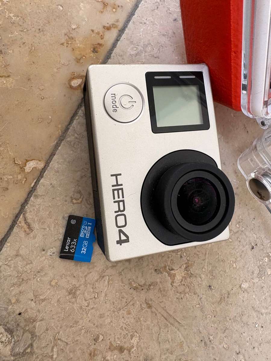 Go pro hero 4 sports camera with waterproof casing and Sd card 32gb + cable