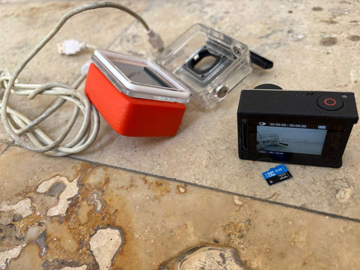 Go pro hero 4 sports camera with waterproof casing and Sd card 32gb + cable