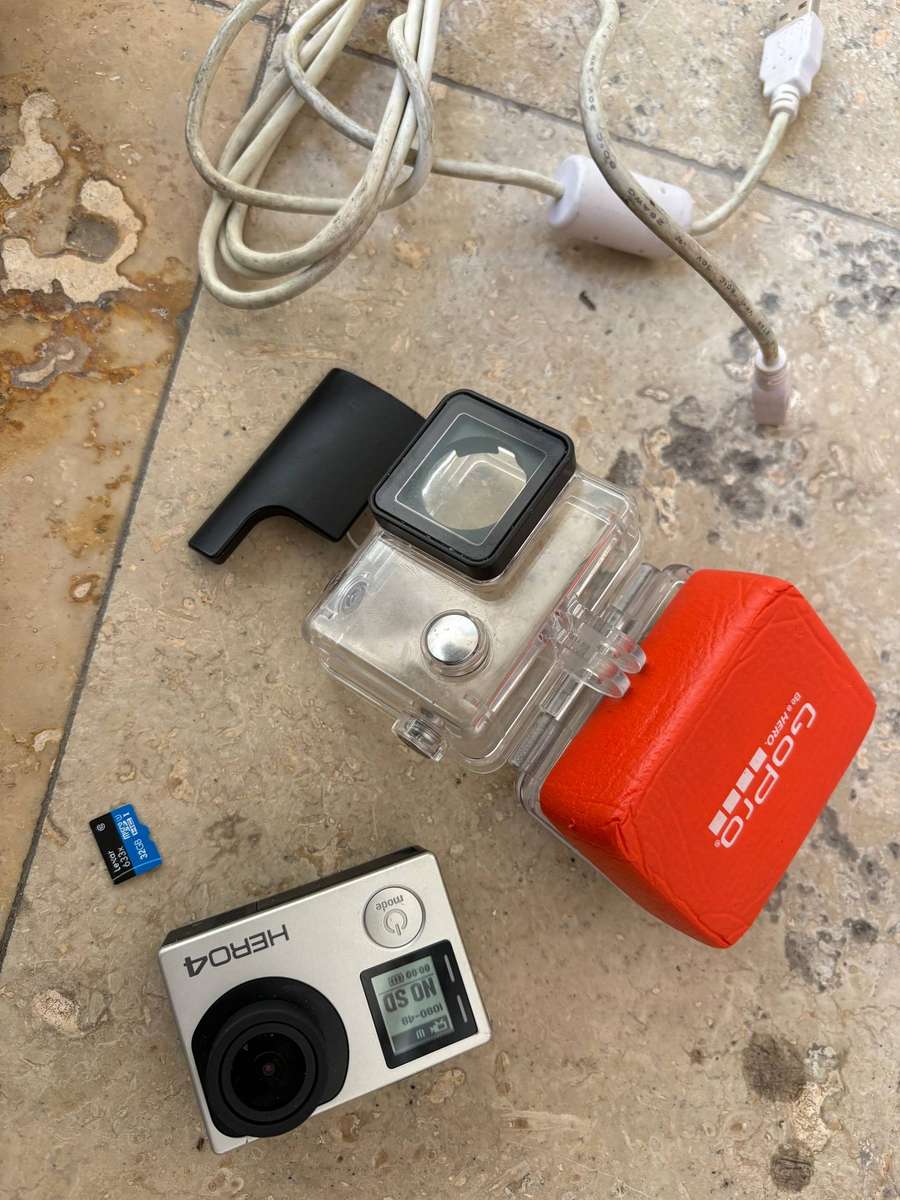 Go pro hero 4 sports camera with waterproof casing and Sd card 32gb + cable